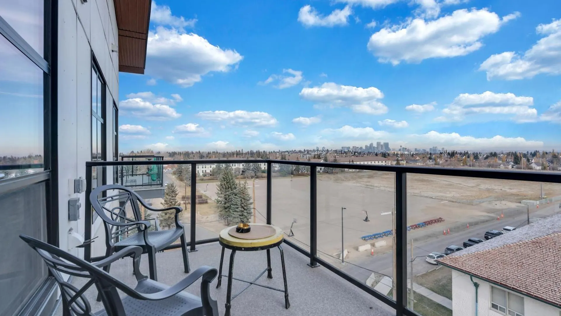 Апартаменты Elegant Space In Currie Калгари