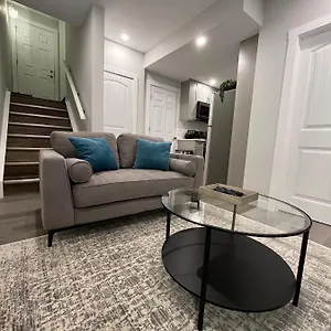  Guest house Private Cozy Secondary Suite, 2 Bedrooms, Separate Entrance