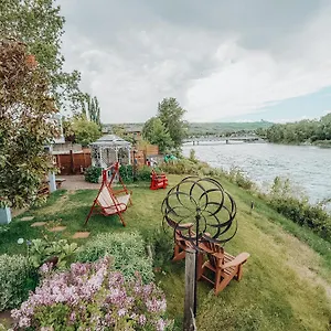 Along River Ridge Herberg